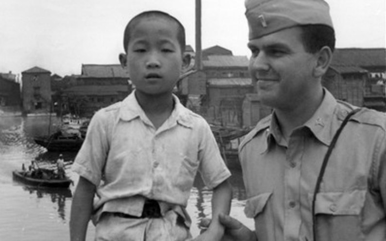 韓国で少年と写真を撮るラッセル・M・ネルソン